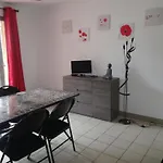 Confortable Avec Terrasse Et Acces Handicape - Api-1-52-592 * Devillac