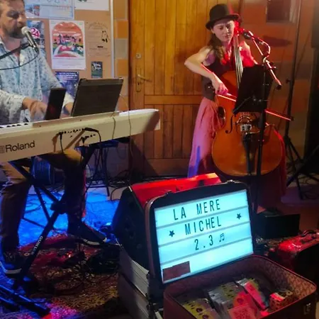 Confortable Avec Terrasse Et Acces Handicape - Api-1-52-592 * Devillac