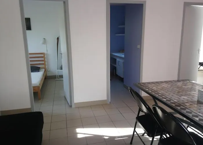 Confortable Avec Terrasse Et Acces Handicape - Api-1-52-592 * Devillac